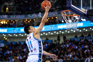 NBA季后赛球队激烈争夺篮板球场景
